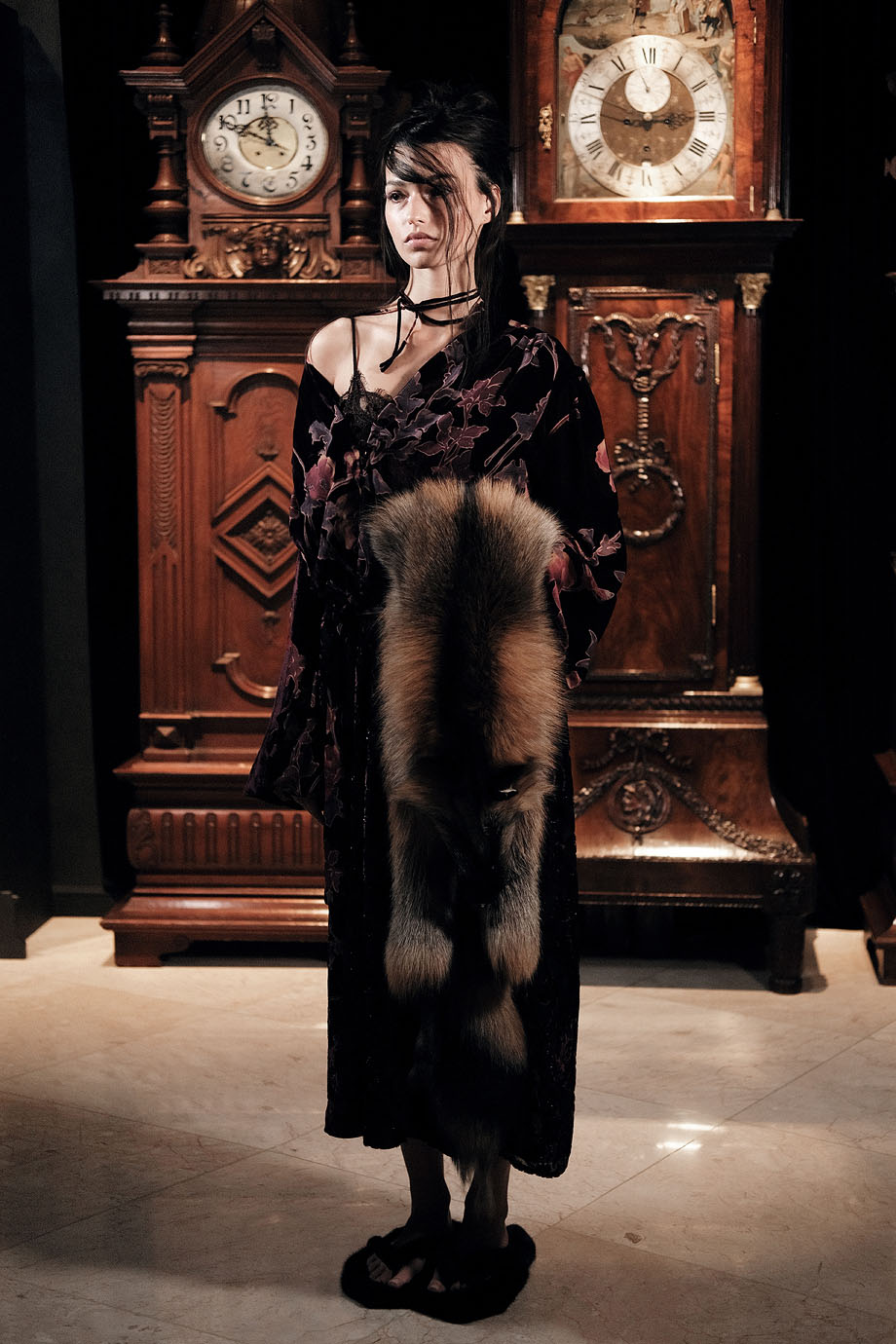 Платье-миди с углублённым вырезом