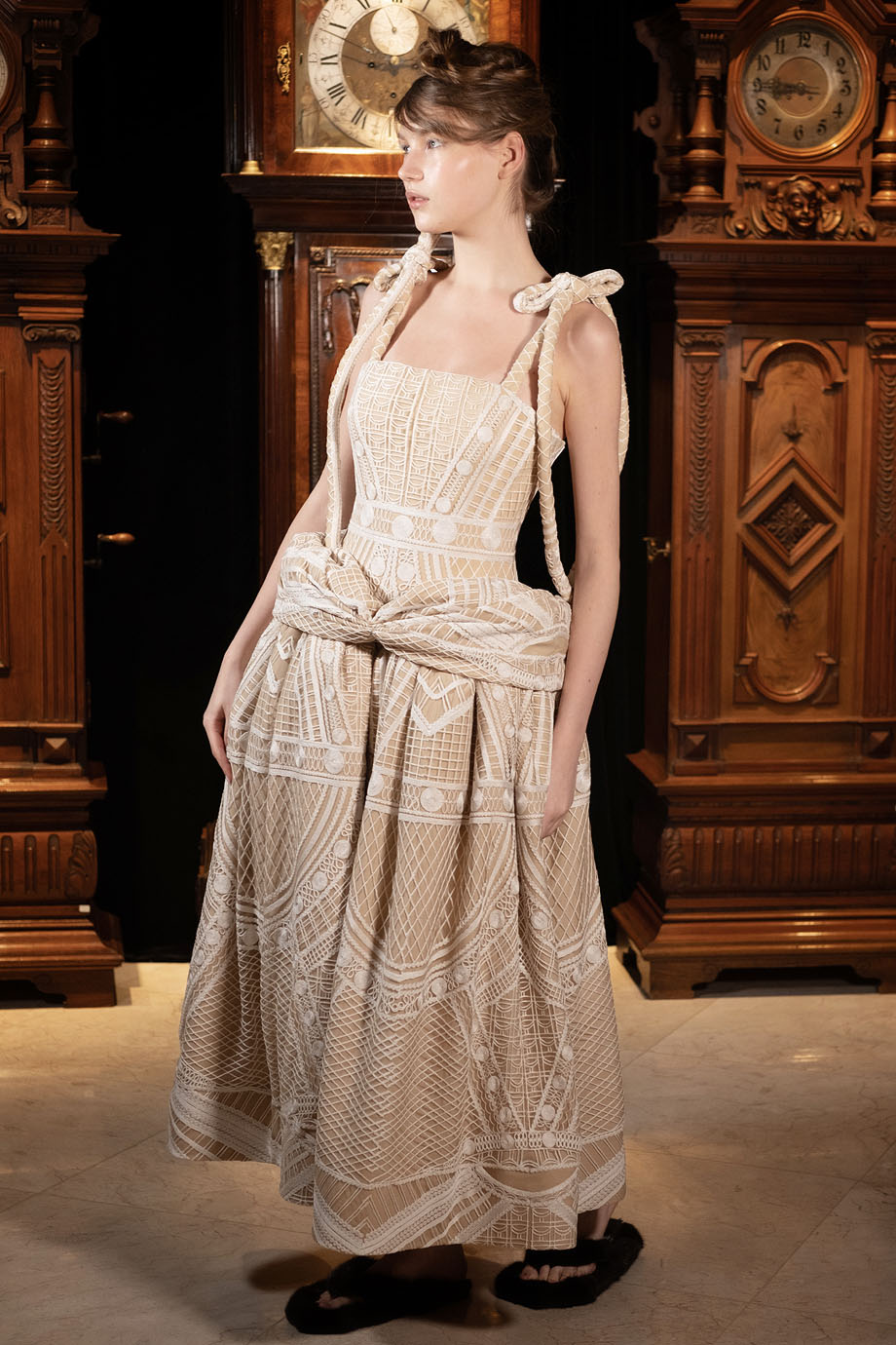 Платье-миди на корсете