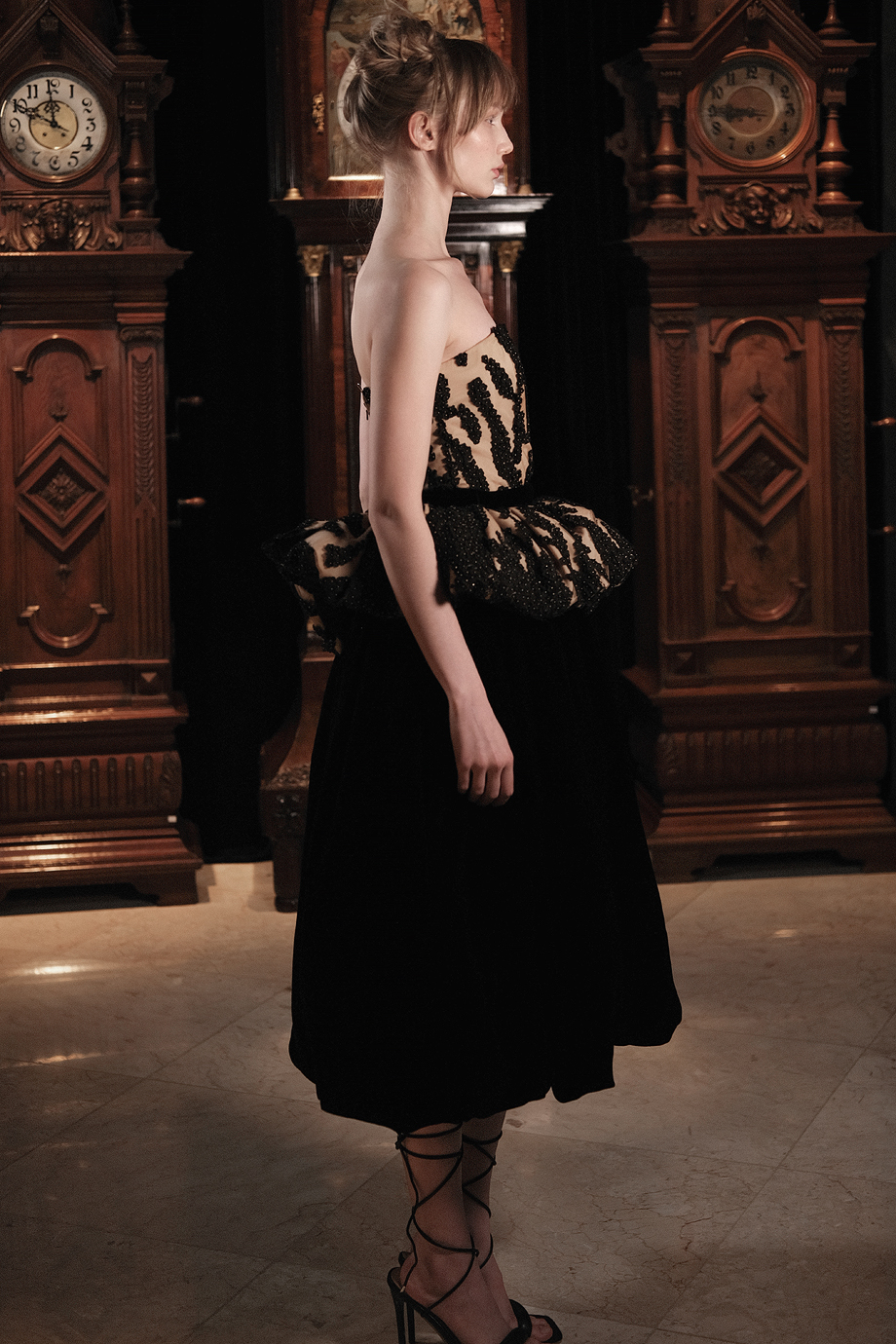 Платье-миди на корсете