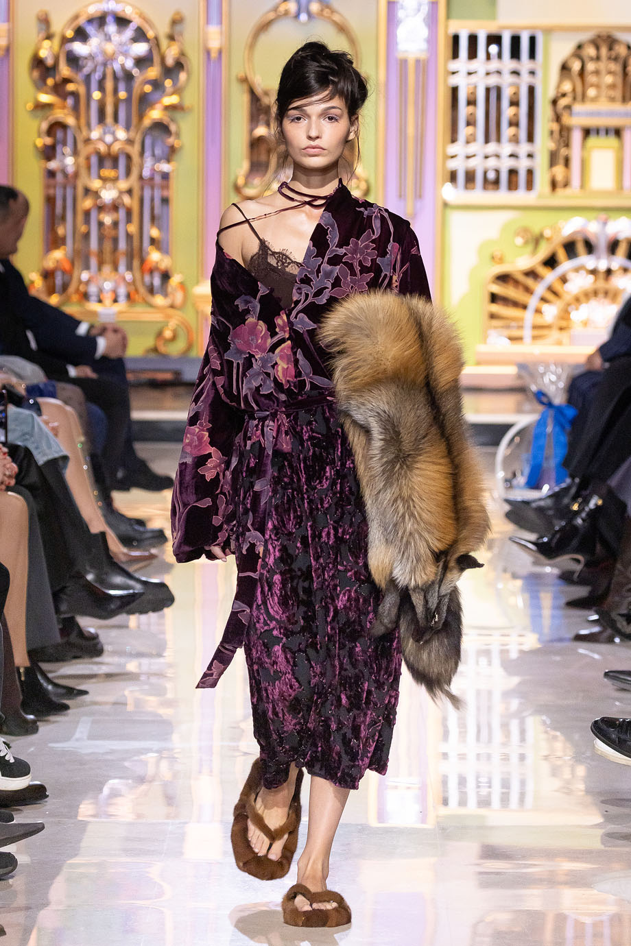 Платье-миди с углублённым вырезом