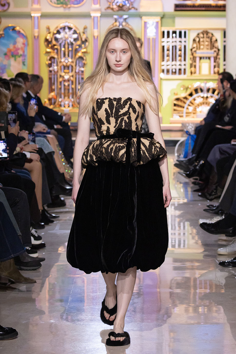 Платье-миди на корсете