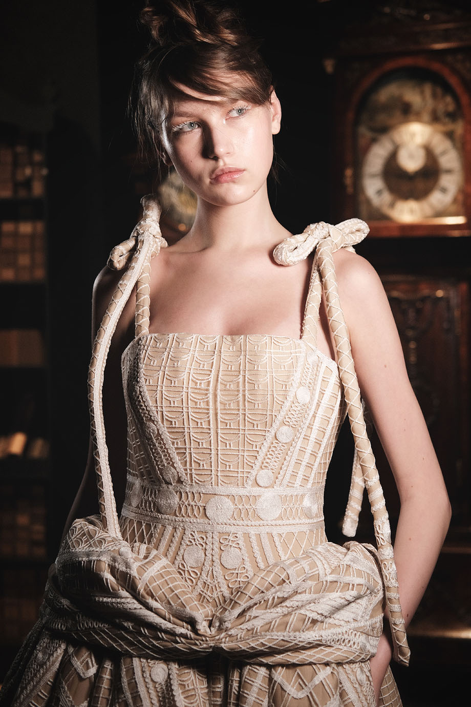 Платье-миди на корсете