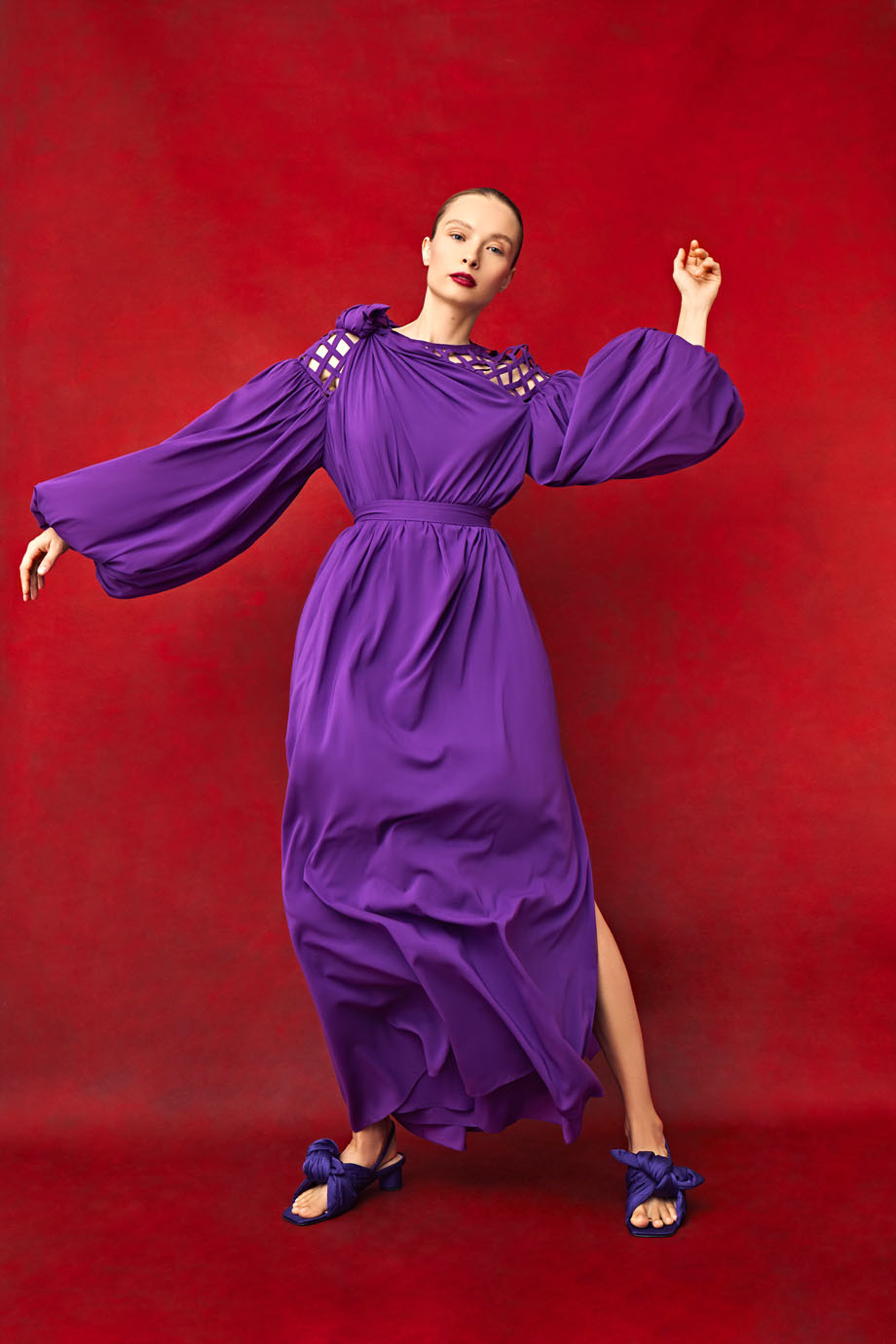 Платье фиолетовое с объемными рукавами и плетёной кокеткой