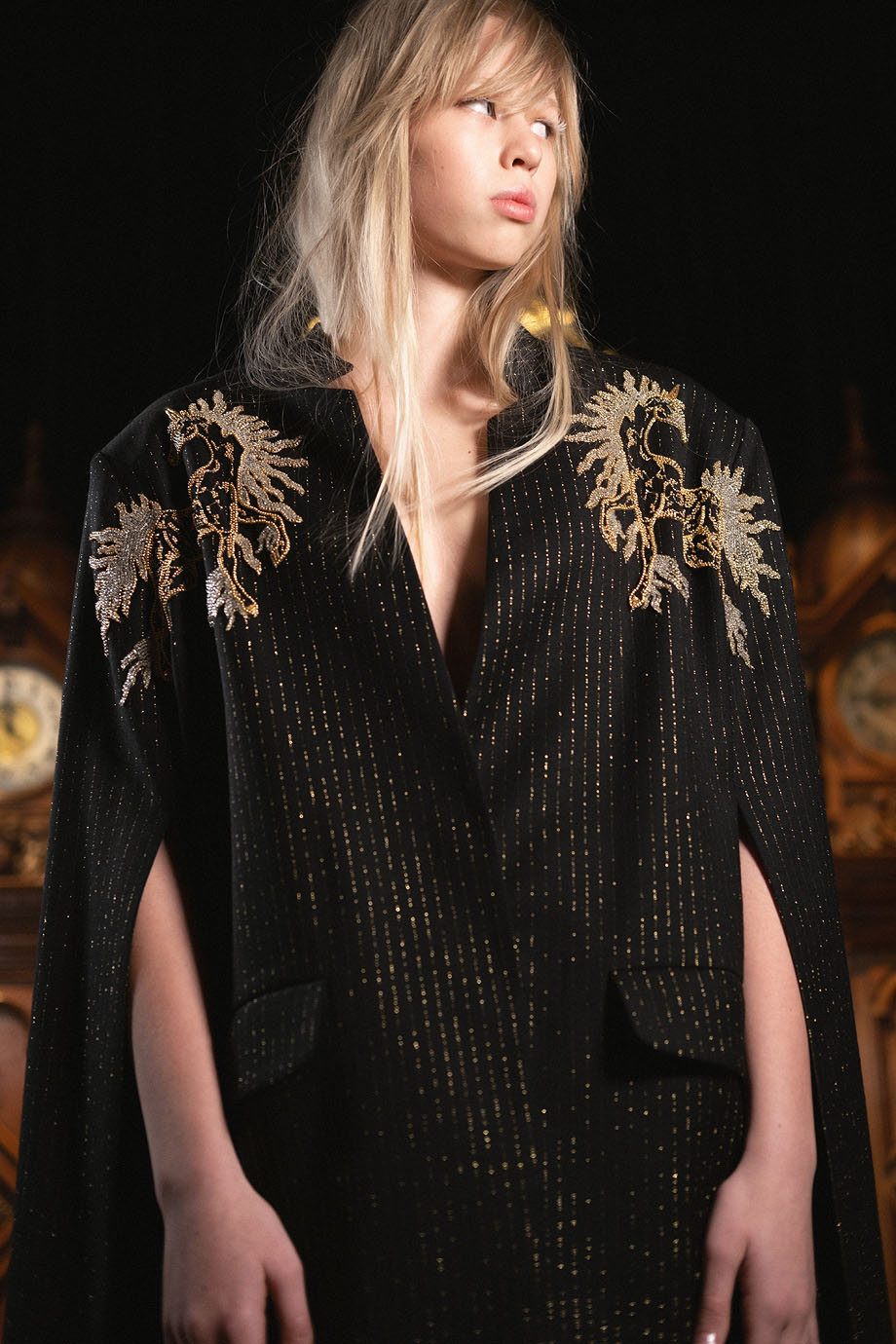 Жакет с золотой вышивкой
