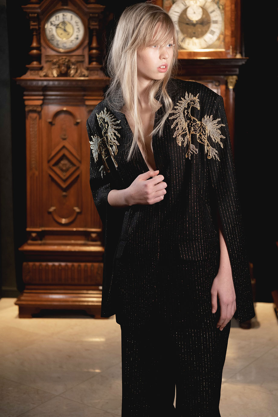 Жакет с золотой вышивкой